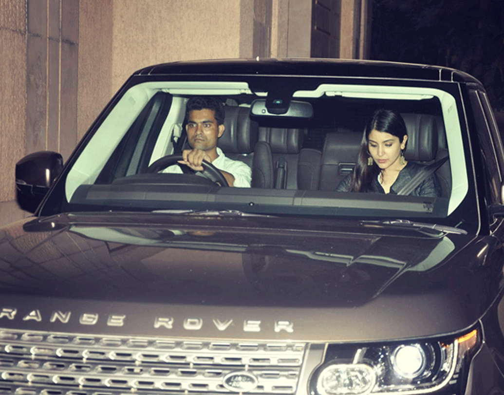 অনুষ্কা শর্মা: রেঞ্জ রোভার ভোগ নিয়ে ঘুরে বেড়ান বিরাট পত্নী অনুষ্কাও। এই গাড়িটা তাঁর সবচেয়ে প্রিয়। তবে অনুষ্কার রেঞ্জ রোভারের দাম ২ কোটি ২৭ লাখ টাকা।