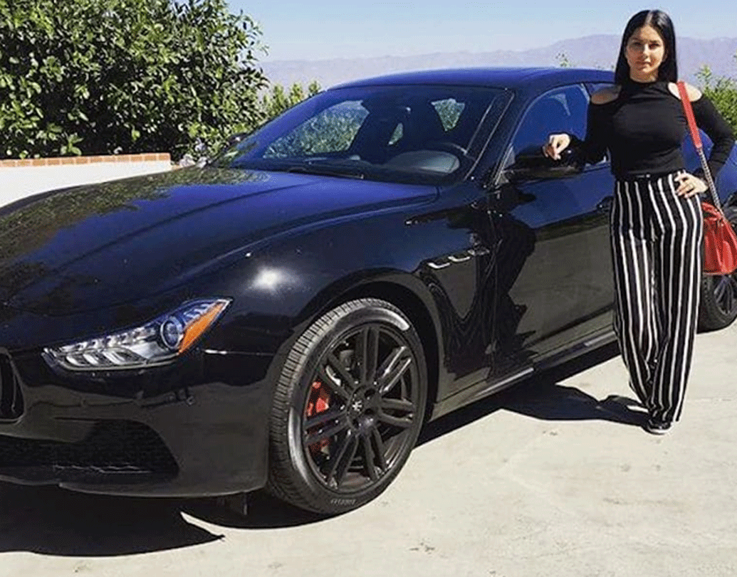 সানি লিওন: মাসেরাটি ব্যবহার করেন সানি। গাঢ় নীল রঙের তাঁর গাড়িটার দাম ১ কোটি ৪০ লাখ টাকা। সানির এই গাড়ির বিশেষত্ব হল সারা বিশ্বে গাড়িটার মাত্র ৪৫০টা ইউনিট তৈরি হয়েছে। তারই একটা সানির সংগ্রহে।