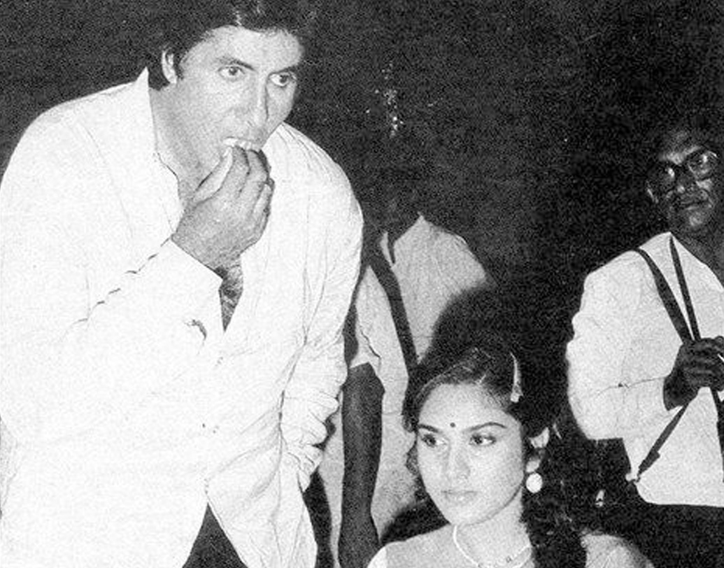 ঝাড়খণ্ডের এক তামিল পরিবারে ১৯৬৩ সালের ১৬ নভেম্বর জন্ম মীনাক্ষীর। ছোট থেকেই চাররকম ধ্রুপদী নৃত্য ভরতনাট্যম, কুচিপুড়ি, কত্থক ও ওডিশিতে প্রশিক্ষিত। ১৯৮১ সালে মাত্র ১৭ বছর বয়সে তিনি ‘মিস ইন্ডিয়া’র শিরোপা লাভ করেন। সে বছর তিনি টোকিয়োতে ‘মিস ইন্টারন্যাশনাল’-এর মঞ্চেও প্রতিদ্বন্দ্বিতা করেন। কিন্তু সাফল্য পাননি। (ছবি: ফেসবুক)