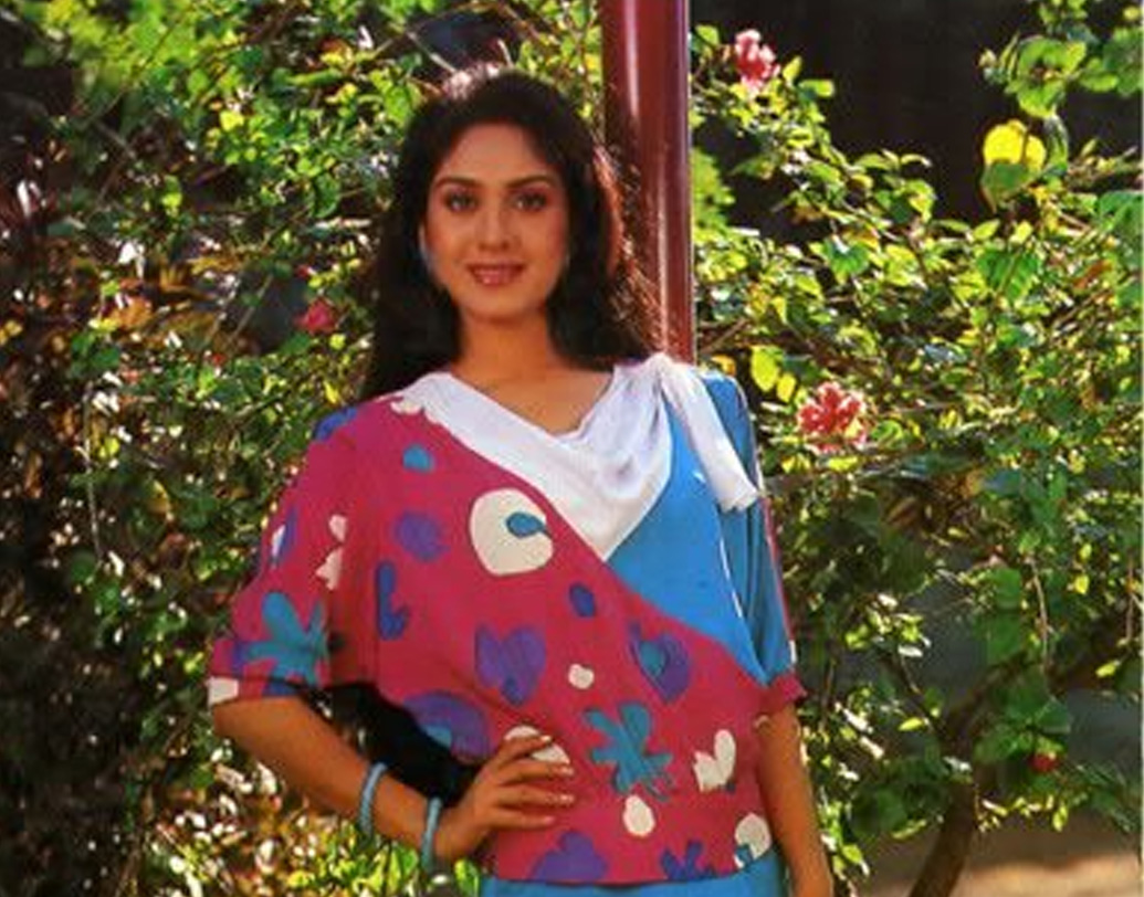 কিছু ছবি ব্যর্থ হওয়ার পরে রাজেশ খন্না এবং রজনীকান্তের সঙ্গে ‘বেওয়াফাই’ ছবিতে অভিনয়। ১৯৮৫ সালের সবথেকে বক্সঅফিস সফল ছবি ছিল এটি। এই ছবির পরে ইন্ডাস্ট্রিতে পায়ের তলায় জমি শক্ত হয় মীনাক্ষীর। (ছবি: ফেসবুক)