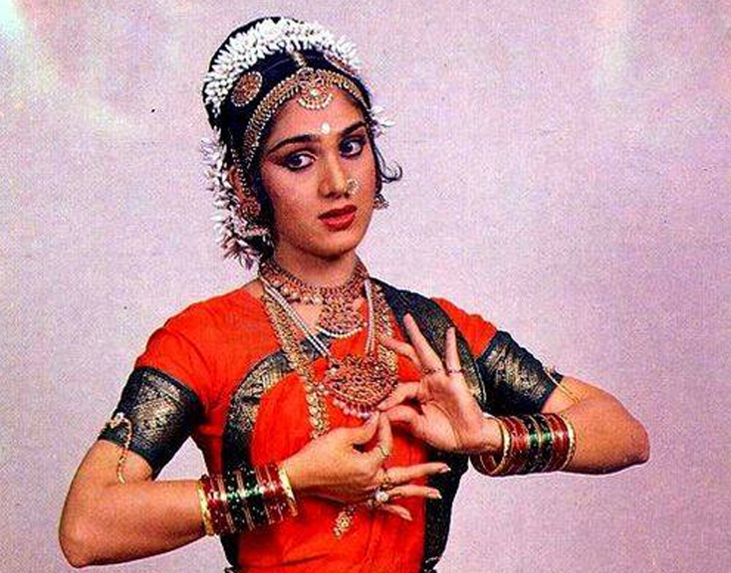 মীনাক্ষী সম্বন্ধে বলা হয়, অভিনয় না করে তিনি শুধু নৃত্যশিল্পী হিসেবেও প্রতিষ্ঠিত হতে পারতেন। ‘হিরো’, ‘শাহেনশা’, ‘বিজয়’, ‘গঙ্গা যমুনা সরস্বতী’, ‘জুর্ম’, ‘ঘাতক’ ছবিতে মীনাক্ষীর পারফরম্যান্স অনবদ্য। ‘দামিনী’ ছবিতে তাঁর ‘তাণ্ডব’ নাচ-কে বলা হয় হিন্দি সিনেমার ইতিহাসে একটি মাইলফলক। নয়ের দশকে ‘খাজুরাহো’ উৎসবে তাঁর নাচ ছিল মুখ্য আকর্ষণ। (ছবি: ফেসবুক)