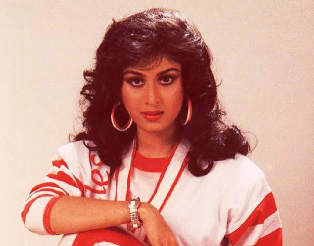 ১৯৯০ সালে ‘ঘায়েল’ ছবির সময়ে মীনাক্ষীর প্রেমে পড়েন পরিচালক রাজকুমোর সন্তোষী। পরে একা সাক্ষাৎকারে তিনি স্বীকারও করেন, মীনাক্ষীকে তিনি বিয়ে করতে চেয়েছিলেন। কিন্তু তাঁর প্রস্তাব ফিরিয়ে দেন নায়িকা। পরে সন্তোষীর পরিচালনায় তিনি অভিনয় করলেও সম্পর্কে কোনওদিন রাজি হননি। তাঁর কাছে প্রত্যাখ্যাত হয়ে রাজকুমার সন্তোষী মানসিকভাবে ভেঙে পড়েছিলেন। (ছবি: ফেসবুক)