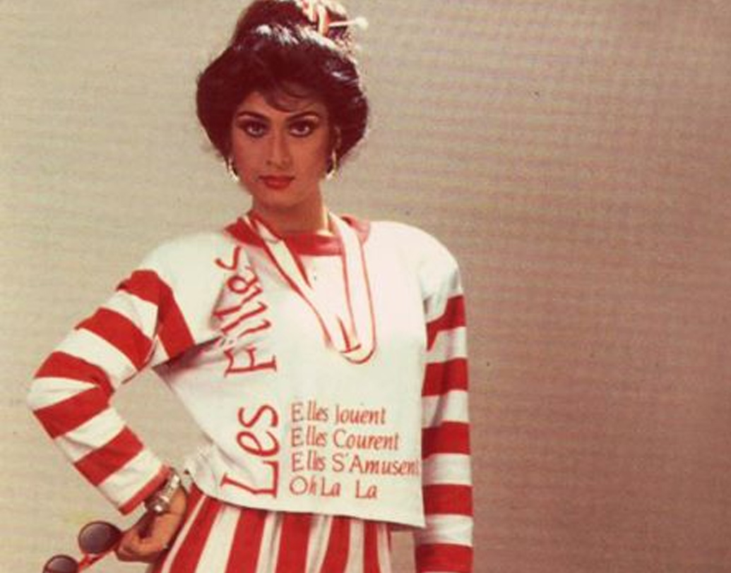 কেরিয়ারের সেরা সময়ে মীনাক্ষী ছিলেন সবথেকে বেশি পারিশ্রমিক পাওয়া নায়িকা। বলিউডে প্রতিষ্ঠিত এক গায়কের সঙ্গে তাঁর সম্পর্ক ঘিরে গুঞ্জন শোনা গিয়েছে। মীনাক্ষীর জন্যই নাকি ভেঙে যায় স্ত্রীর সঙ্গে ওই গায়কের দাম্পত্য। পরে সম্পর্ক থেকে সরে আসেন ওই গায়ক এবং মীনাক্ষীও। (ছবি: ফেসবুক)