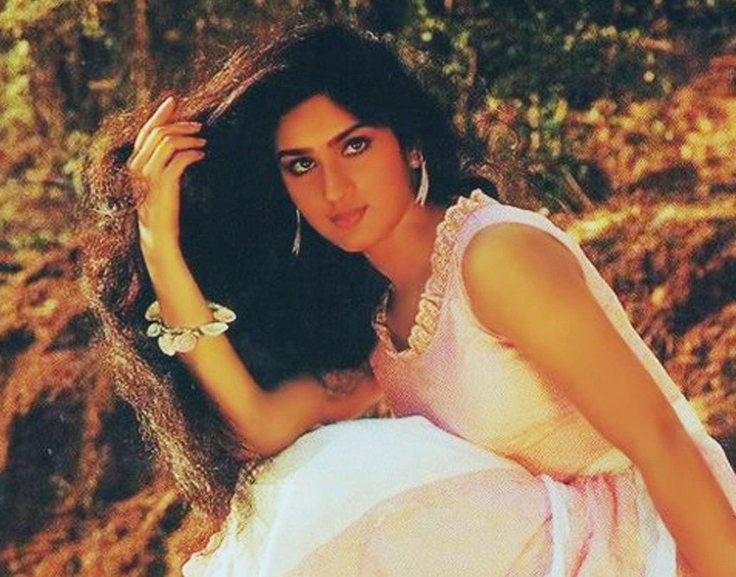 স্বামী হরিশের সঙ্গে মীনাক্ষীর যোগাযোগের মাধ্যমও বেশ অদ্ভুত। মীনাক্ষীর সাক্ষাৎকার নিতে এসে জনৈক সাংবাদিক জানতে পারেন, তিনি সেটল করার কথা ভাবছেন। তখনই কথায় কথায় পাত্র হিসেবে নিজের ভাইয়ের নাম প্রস্তাব করেন ওই সাংবাদিক। আমেরিকায় গিয়ে নিজেই হবু স্বামী হরিশের সঙ্গে আলাপ করেন মীনাক্ষী। প্রথম আলাপেই দু’জনের দু’জনকে ভাল লাগে। বিয়ের সিদ্ধান্ত নিতে দেরি হয়নি। (ছবি: ফেসবুক)