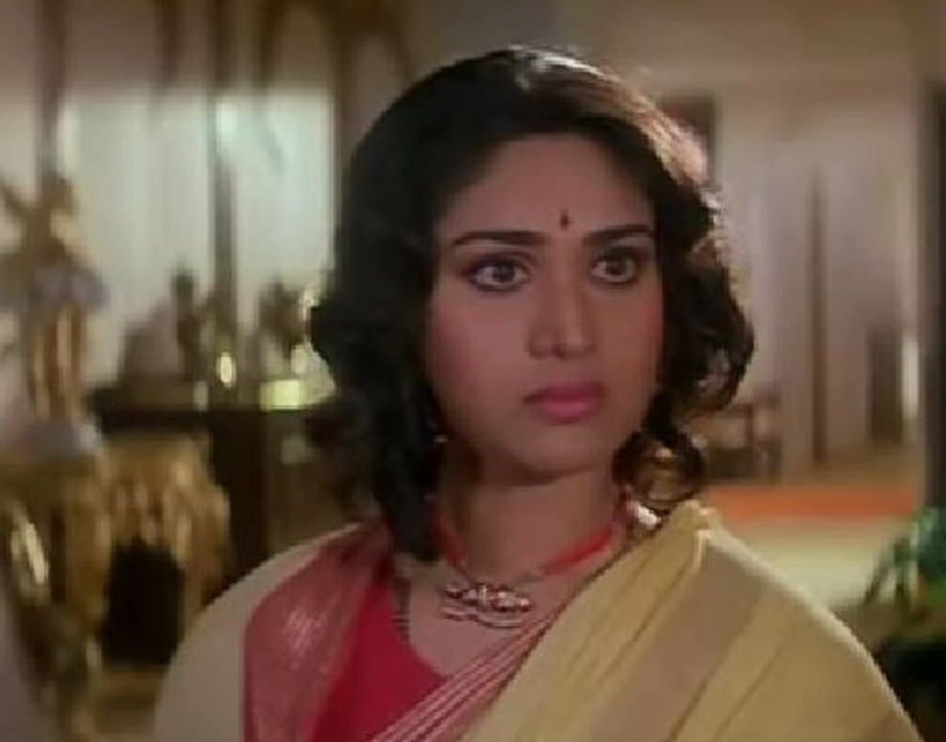 কেরিয়ারে শীর্ষে থাকতেই ১৯৯৫ সালে মীনাক্ষী বিয়ে করেন ইনভেস্টমেন্ট ব্যাঙ্কার হরিশ মাইসোরকে। এরপর মাত্র একটি ছবি, ১৯৯৬ সালে মুক্তি পাওয়া ‘ঘাতক’-এ তাঁকে দেখা গিয়েছিল নায়িকা হিসেবে। সে বছরই ‘স্বামী বিবেকানন্দ’ ছবিতে ছোট ভূমিকায় অভিনয় করেছিলেন তিনি। (ছবি: ফেসবুক)