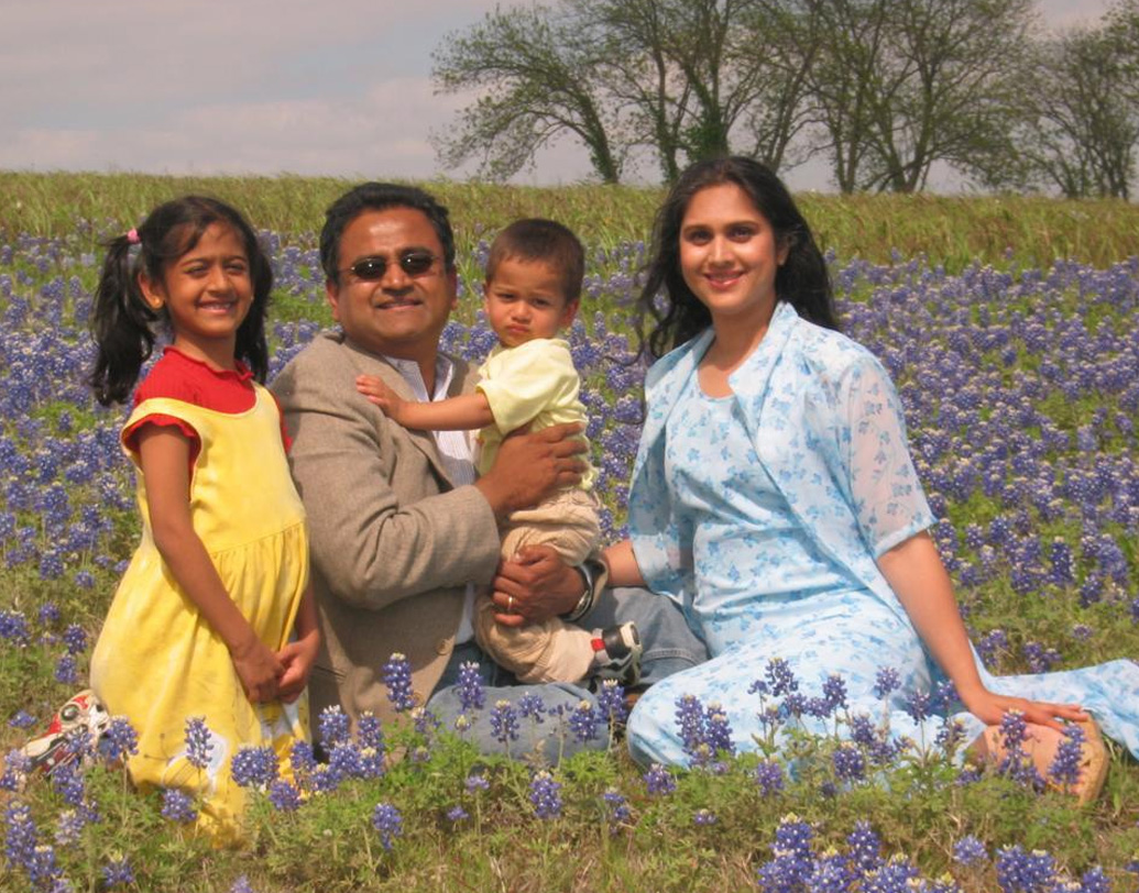 বিয়ের পরে ইন্ডাস্ট্রিকে বিদায় জানান মীনাক্ষী। এখন তিনি আমেরিকার টেক্সাসের বাসিন্দা। স্বামী এবং দুই সন্তানকে নিয়ে ভরপুর সংসারী। হরিশ-মীনাক্ষীর ছেলের নাম জোশ এবং মেয়ের নাম কেন্দ্রা।  (ছবি: ফেসবুক)