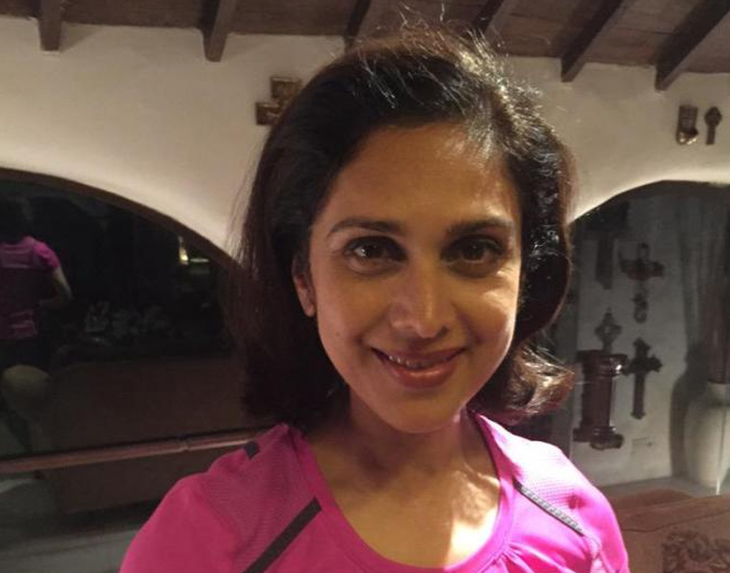 ২০১৬ সালে ‘ঘায়েল ওয়ান্স এগেইন’ ছবিতে তিনি কাজ করেছিলেন ছোট ভূমিকায়। এর বাইরে ভবিষ্যতে অভিনয়ের ইচ্ছে প্রকাশ করেননি তিনি। ১৯৯৯ সালে শেখর সুমনের টক শো-এ অতিথি ছিলেন মীনাক্ষী। সেখানেও তাঁর কথায় প্রাধান্য পেয়েছিল সংসারী ভূমিকাই। (ছবি: ফেসবুক)