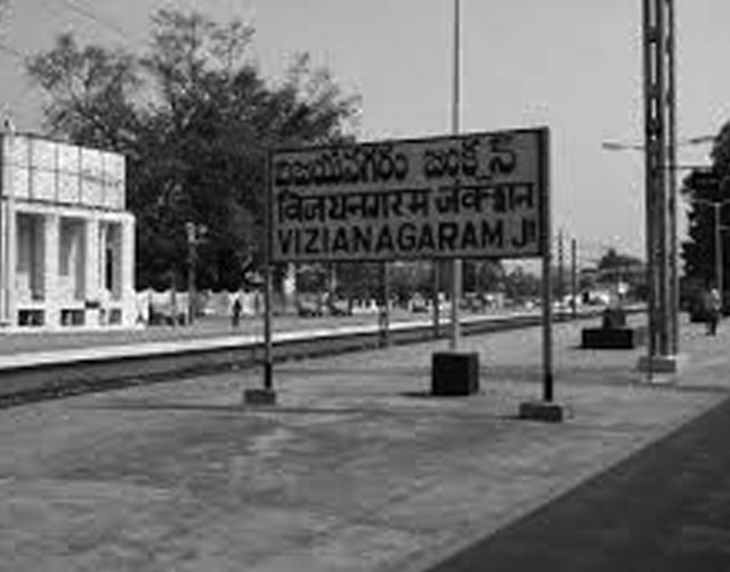 তাঁর সম্পূর্ণ পরিচয় লেফটেন্যান্ট কর্নেল স্যর বিজয় আনন্দ গজপতি রাজু। জন্ম, ১৯০৫-এর ২৮ ডিসেম্বর। বিজয়নগরের তৎকালীন দেশীয় রাজা পশুপতি বিজয় রাম গজপতি রাজুর মেজো ছেলে ছিলেন বিজয় আনন্দ। সেই সূত্রে ‘মহারাজকুমার’ উপাধি প্রাপ্তি।