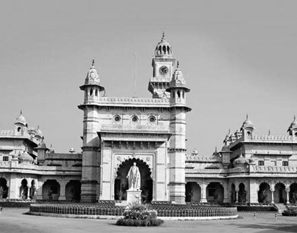 ১৯২২ সালে প্রয়াত হন পশুপতি বিজয় রাম। তার পরে সিংহাসনে বসেন তাঁর বড় ছেলে। মেজো ছেলে বিজয় আনন্দ বা ভিজ্জি চলে যান বারাণসী, তাঁদের পারিবারিক এস্টেটে। অজমেঢ়ের অভিজাত মেয়ো কলেজের পরে তাঁর উচ্চশিক্ষা ইংল্যান্ডের হেইলবেরি অ্যান্ড ইম্পেরিয়াল সার্ভিস কলেজে। বিয়ে করেছিলেন তৎকালীন কাশীপুর এস্টেটের তত্কালীন অন্যতম মালিকের বড় মেয়েকে।