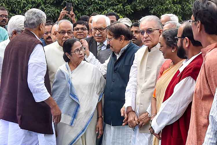 বিধানসভায় সংবিধান দিবসে মুখ্যমন্ত্রী মমতা বন্দ্যোপাধ্যায়।—ছবি পিটিআই।