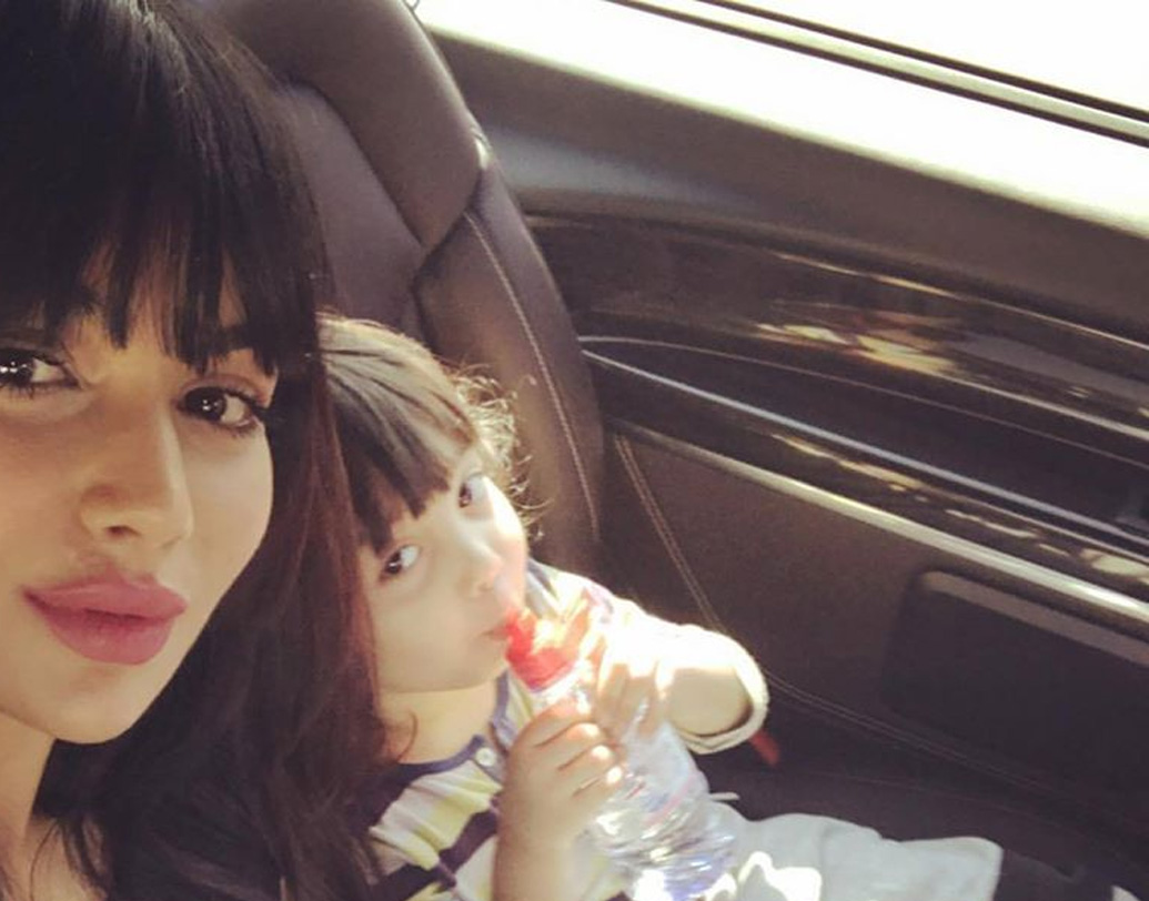 ২০০৪ সালে প্রথম অভিনয়ের সুযোগ। তিনি সই করেন ‘শোচা না থা’ ছবিতে। কিন্তু সেই ছবির কাজ শেষ হতে দেরি হয়। ছবি মুক্তি পায় ২০০৫ সালে। তার আগেই মুক্তি পেয়ে যায় আয়েশার আর একটি ছবি ‘টারজান: দ্য ওয়ান্ডার কার’। ফলে সেটি-ই তাঁর মুক্তিপ্রাপ্ত প্রথম ছবি। এই ছবিতে নবাগতা আয়েশা অভিনয়ের জন্য পুরস্কৃত হন।