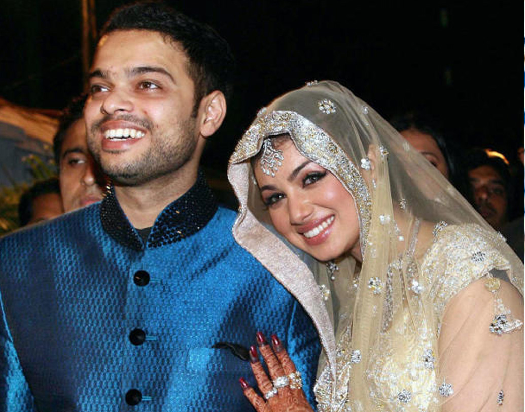 ২০০৯ সালে সমাজবাদী পার্টির নেতা আবু আজমির ছেলে ফারহান আজমিকে বিয়ে করেন। বিয়ের পরে আয়েশার মাত্র দু’টি ছবি মুক্তি পায়। ২০১১ সালের পর থেকে তাঁকে আর বড় পর্দায় দেখা যায়নি। মাত্র তেইশ বছর বয়সে বিয়ে করার কোনও অনুতাপ নেই নায়িকার। এ কথা নিজেই জানিয়েছেন আয়েশা। তাঁর সারাদিনের একটা বড় অংশ জুড়ে থাকে ছ’বছর বয়সি শিশুপুত্র।