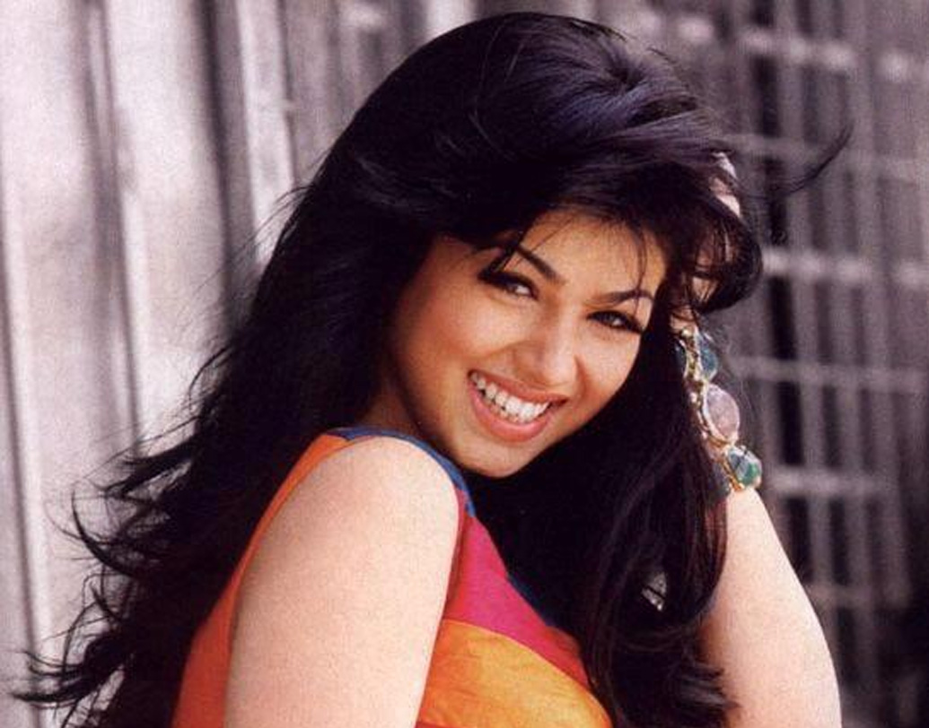 পরিবারের সঙ্গে বেড়াতে যেতে ভালবাসেন আয়েশা। শপিং ডেস্টিনেশের জন্য তাঁর প্রিয় ছুটি কাটানোর জায়গা হল ইতালি, মালয়েশিয়া, সিঙ্গাপুর, লন্ডন এবং মালয়েশিয়া। অভিনেত্রী না হলে তিনি নাকি ট্র্যাভেল শো-এর সঞ্চালক হতেন।