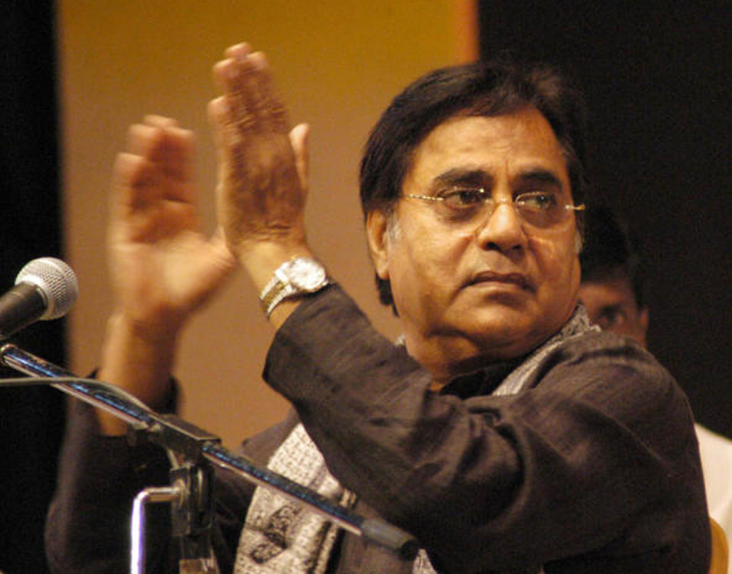 নামী বিজ্ঞাপন সংস্থার উচ্চপদস্থ কর্মীর ঘরনি চিত্রাও তখন সঙ্গীতশিল্পী হিসেবে পরিচিত হওয়ার চেষ্টা করছেন। স্বামীর সঙ্গে প্রবল অশান্তি। ব্যক্তিগত জীবনের ঝড় আড়াল করেই স্টুডিয়োতে যেতেন গান রেকর্ড করতে।