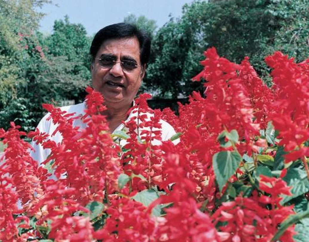 স্বামীর সঙ্গে কী কারণে চিত্রার সম্পর্কে ফাটল ধরেছিল, তা জানা যায় না। তবে ব্যক্তিগত জীবনে টানাপড়েনের সময় জগজিতের সহমর্মিতা তাঁর ভাল লেগেছিল।