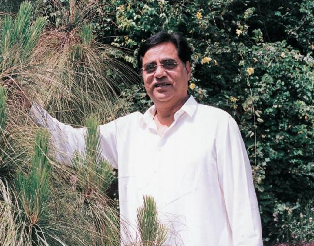 ১৯৬৮ সালে স্বামীকে ছেড়ে মেয়ে মনিকাকে নিয়ে আলাদা থাকতে শুরু করেন চিত্রা। কিন্তু তখনও তিনি জগজিতের বিয়ের প্রস্তাবে সাড়া দেননি। সংবাদমাধ্যমে প্রকাশিত এক প্রতিবেদন থেকে জানা যায়, শেষে জগজিৎ দেখা করেন চিত্রার স্বামীর সঙ্গে। তাঁর কাছ থেকে অনুমতি চান চিত্রাকে বিয়ে করার!