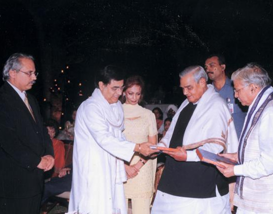 বিয়ের পরে নিজেদের আরও বেশি করে সঙ্গীতসাধনায় ডুবিয়ে দিলেন জগজিৎ-চিত্রা। অনুষ্ঠান, ব্যক্তিগত রেকর্ড, প্লেব্যাক, সবদিকেই শ্রোতাদের মন ছুঁয়ে গেলেন দু’জনে। কখনও একসঙ্গে, কখনও একা, জগজিৎ-চিত্রার গানে বুঁদ সাধারণ মানুষ থেকে সমঝদার শ্রোতা।