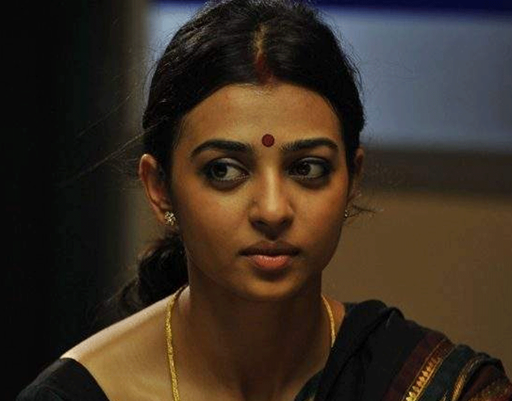 শুধু ছেঁড়া শাড়িই নয়, নিজের রিসেপশনের দিন আবার মাত্র ১০ হাজার টাকার পোশাক বানিয়েছিলেন। এখন বহু মধ্যবিত্ত পরিবারের কাছেও ১০ হাজার টাকায় বিয়ের শাড়ি খুব সাধারণ ব্যাপার হয়ে দাঁড়িয়েছে। সেখানে রাধিকা আপ্টের মতো এক তারকা এত কম খরচ করেছেন কেন?