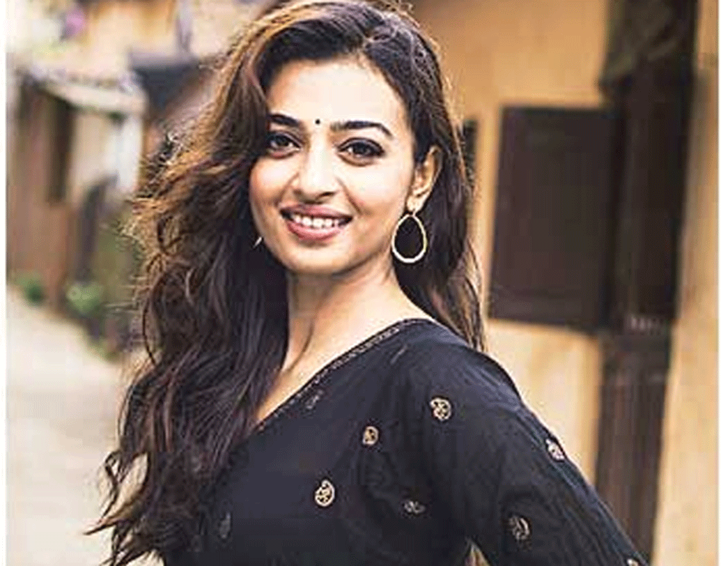 অবাক লাগছে নিশ্চয়! অবশ্য অবাক হওয়ারই বিষয়। আসলে রাধিকা অন্য সেলেবদের থেকে একটু আলাদা। খুব প্রভাবশালী পরিবারের মেয়ে এবং এত নামজাদা তারকা হয়েও তিনি অত্যন্ত সাধারণ জীবন কাটাতে ভালবাসেন।