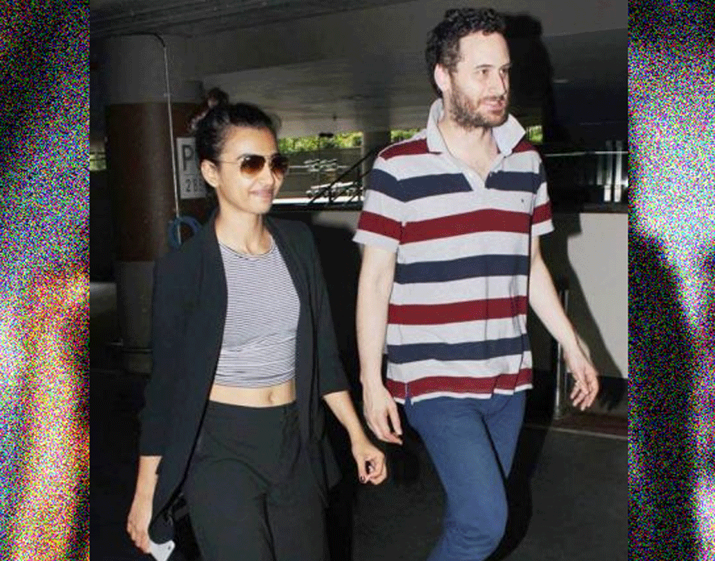 মুম্বইয়ের গোরেগাঁওয়ে একটি থিয়েটার কোম্পানিতে মাত্র আট হাজার টাকা মাইনের বিনিময়ে কাজে যোগ দেন তিনি। গোরেগাঁওয়ের একটি পুরনো বাড়ির ছোট ঘরে পেয়িং গেস্ট থাকতেন। তাঁর সঙ্গে রুম শেয়ার করতেন আরও অনেকেই।