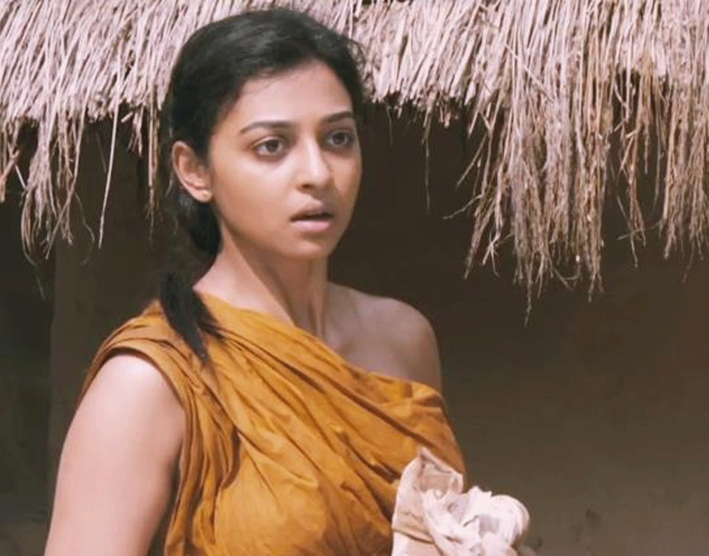 সেই বিয়ের দিন রাধিকা যে শাড়িটা পরেছিলেন সেটা আসলে ছিল তাঁর ঠাকুমার বিয়ের শাড়ি। বহু দিনের পুরনো হওয়ায় শাড়িটা অনেক জায়গায় ফুটো হয়ে গিয়েছিল।