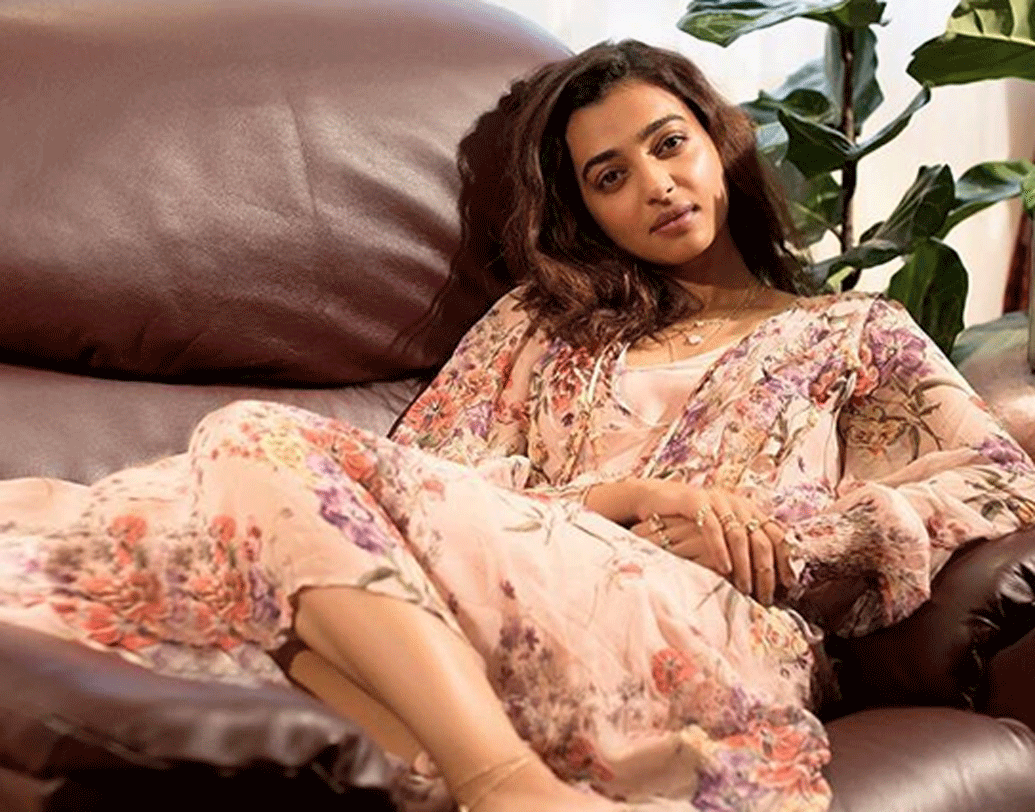 কিন্তু রাধিকার জীবনে তাঁর ঠাকুমার গুরুত্ব অনেক। তাই সেই ফুটো হওয়া পুরনো শাড়িটাই রাধিকা নিজের বিয়ের জন্য বেছে নিয়েছিলেন।