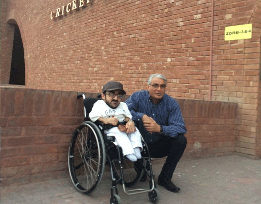 যদি ভেবে থাকেন কোনও সেলিব্রিটির কথা বলছি, তা হলে খুব একটা ভুল ভাবছেন না। টেলিভিশনের পর্দায় হয়তো দেখা যায় না তাঁকে, তবে আক্ষরিক অর্থে তিনি সেলিব্রিটিই।