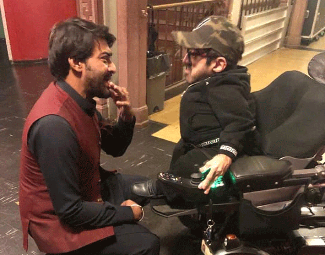 মাত্র দুই ফুট লম্বা বুরহান তাঁর কাছের লোকেদের কাছে অবশ্য বোবো নামেই পরিচিত। বুরহানের সর্বক্ষণের সঙ্গী ওই বিদ্যুত্চালিত হুইলচেয়ারই।