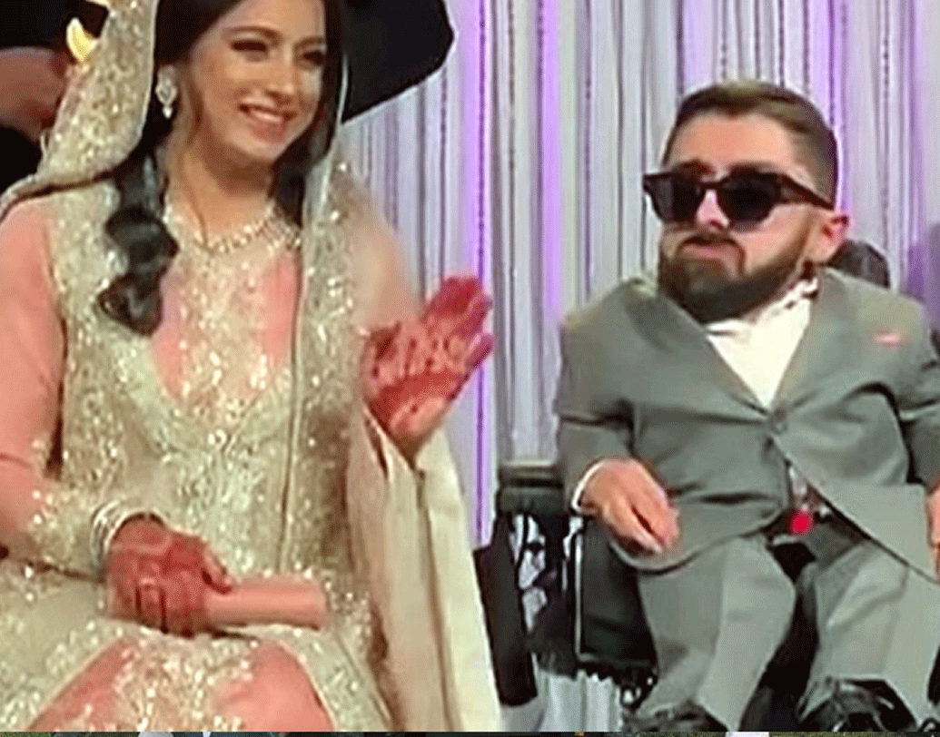 কতটা ভালবাসেন তা ভাষায় প্রকাশ করা যায় না বলে জানিয়েছেন ফউজিয়া। নিজের হাতে বোবোর নামের ট্যাটু করে রেখেছেন তিনি, এক সংবাদমাধ্যমকে ফউজিয়া নিজেই জানিয়েছেন এ কথা।