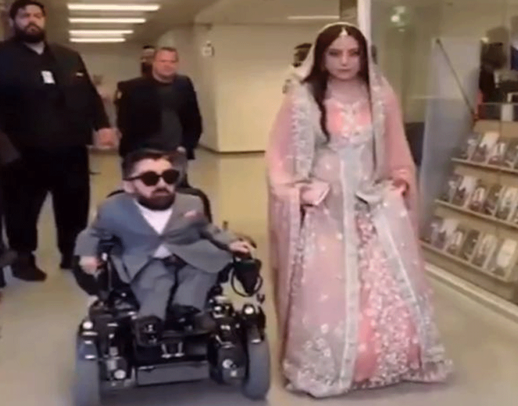হুইলচেয়ারে বসে ফউজিয়ার হাত ধরে তিনি বিয়ের অনুষ্ঠানে প্রবেশ করেন। অতিথিরা সকলেই হাততালি দিয়ে তাঁদের স্বাগত জানান।