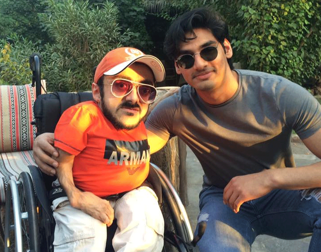 সোশ্যাল মিডিয়ায় ভীষণ জনপ্রিয় বোবো। তাঁর বিয়ের ভিডিয়ো ছড়িয়ে পড়ার সঙ্গে সঙ্গেই তা ভাইরাল হয়েছে। ভিডিয়োয় বোবোকে হিন্দি সিনেমার ডায়ালগ বলতেও শোনা গিয়েছে।