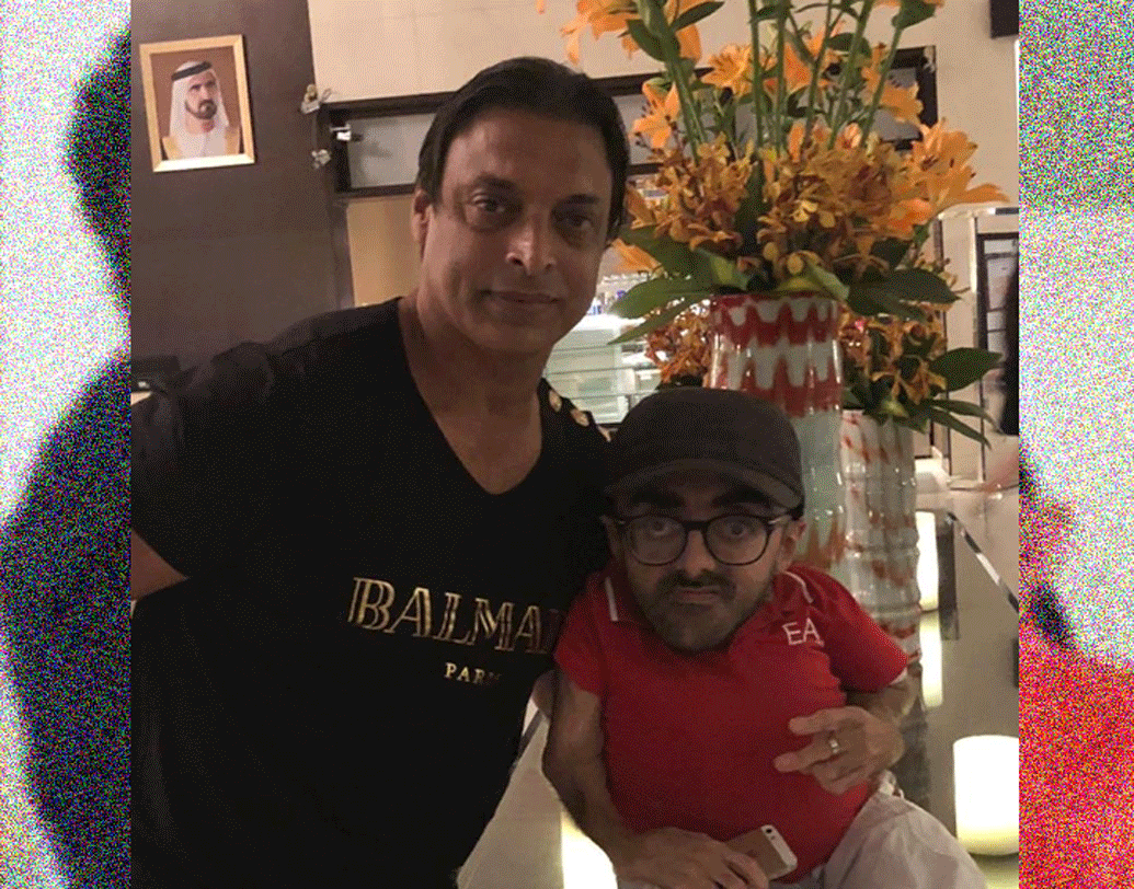 ২০১৭ সালে বিশ্বের বেস্ট ইনস্পিরেশনাল পারসন অ্যাওয়ার্ড পান তিনি। নায়ক-নায়িকা থেকে ক্রিকেটারদের সঙ্গে নিত্য ওঠাবসা তাঁর। বোবোর সোশ্যাল মিডিয়া প্রোফাইলে উঁকি দিলে তার বহু প্রমাণ মেলে।