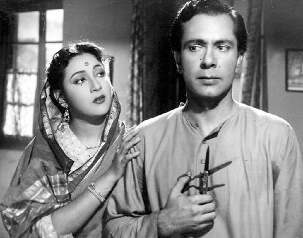 মালার বাবা অ্যালবার্ট সিনহা ছিলেন নেপালের বাসিন্দা। তবে মেয়ের জন্মের আগেই তিনি নেপাল থেকে কলকাতা চলে এসেছিলেন। কলকাতার স্কুলেই ‘আলডা’ নাম নিয়ে বিপত্তির মুখোমুখি হয়েছিলেন তাঁর কন্যা।