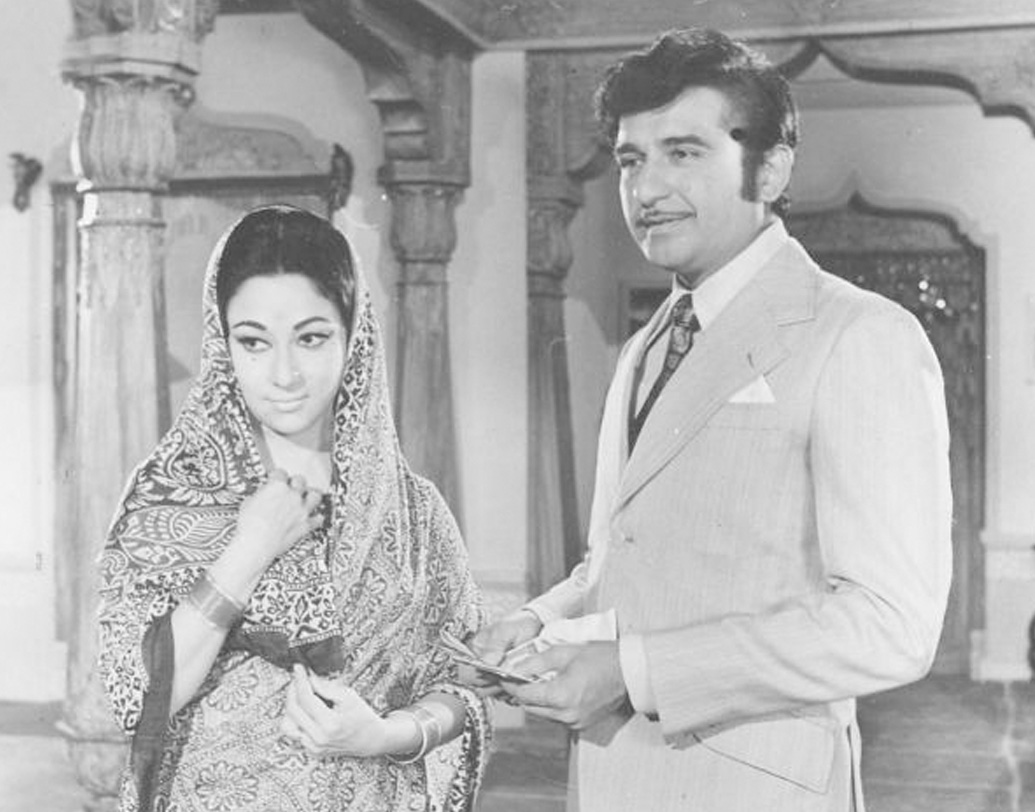 স্কুলের একটি নাটকে তাঁর অভিনয় দেখে মুগ্ধ হয়ে যান পরিচালক অর্ধেন্দু বসু। তিনি তাঁর বাবার কাছ থেকে অনুমতি নিয়ে তাঁকে ১৯৫২ সালে ‘রোশেনারা’ ছবির নায়িকা নির্বাচন করেন। এ বার নাজমা থেকে মালা হলেন ষোড়শী সুন্দরী।