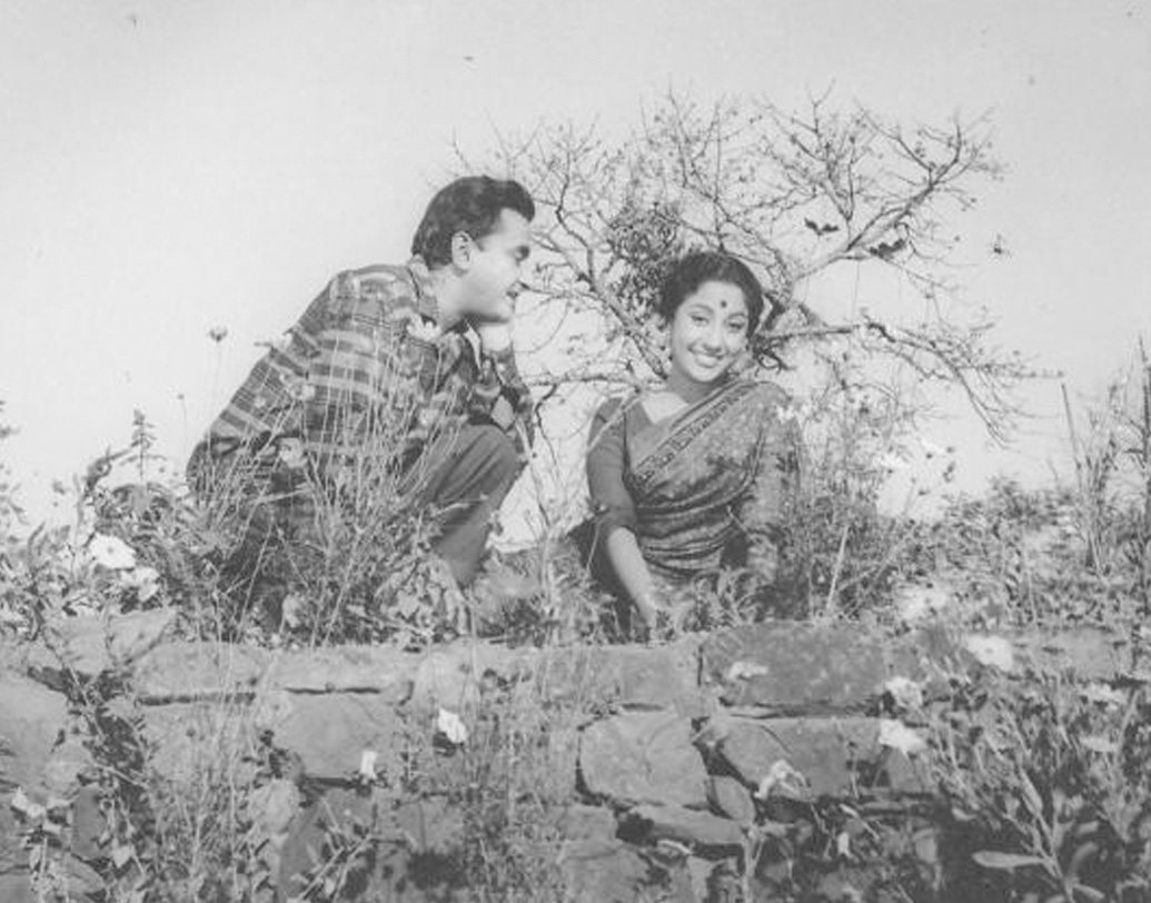 বাংলা ছবিতে বেশিদিন অভিনয় করেননি মালা। কেরিয়ারের শুরুতেই পাড়ি দেন সেকালের বম্বে, আজকের মুম্বই। প্রথম হিন্দি ছবি ‘বাদশা’ ছিল প্রদীপকুমারের বিপরীতে। এই ছবি এবং এরপর মালার আরও কিছু ছবি ব্যর্থ হয়।