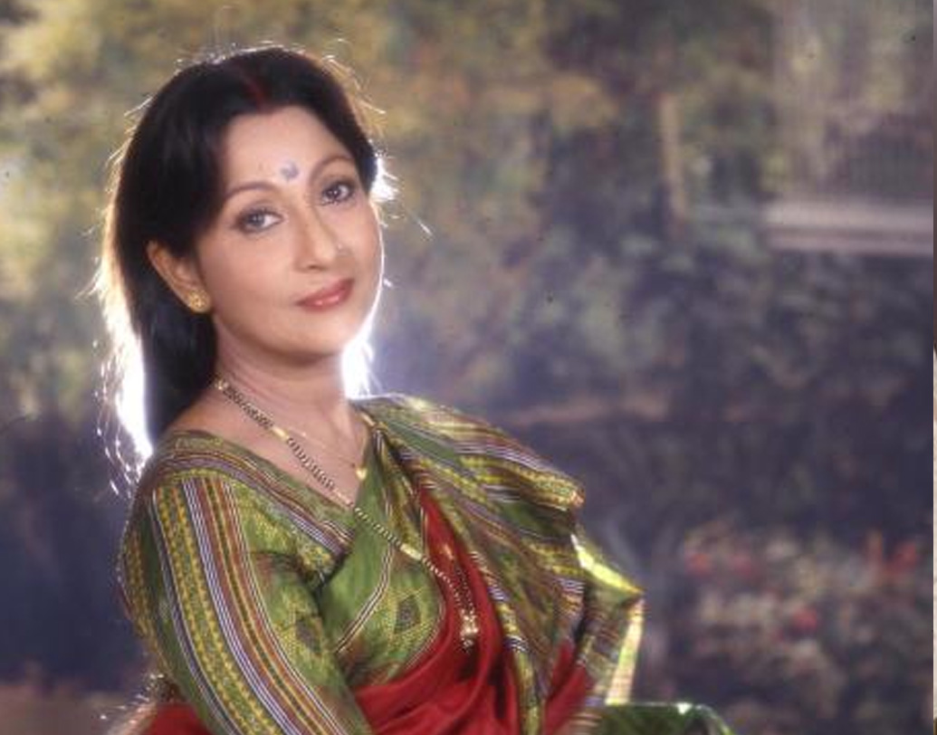 মুম্বইয়ে যখন অভিনয় করতে এসেছিলেন, এক বর্ণও হিন্দি জানতেন না মালা সিনহা । পরে হিন্দি শিখে তিনি নিজেকে প্রথমসারির নায়িকা হিসেবে প্রতিষ্ঠা করেন।