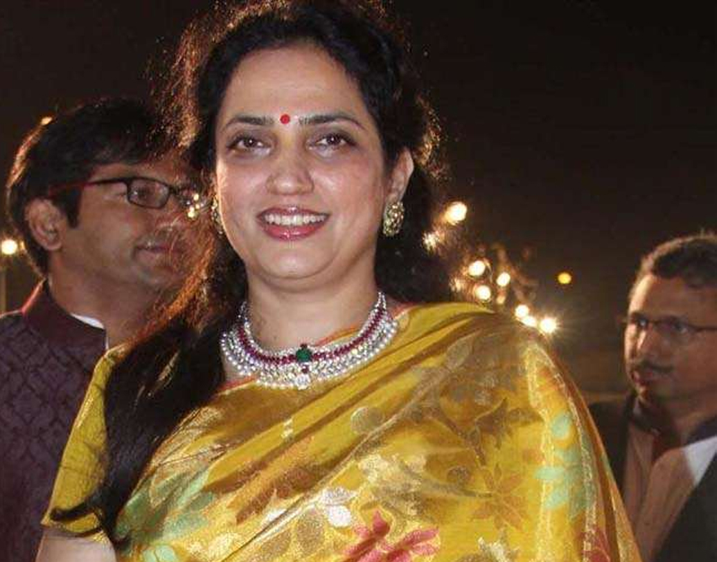 রশ্মির সঙ্গে প্রথম আলাপের সময় রাজনীতিতে আসার কোনও ইচ্ছে ছিল না উদ্ধবের। পরে রাজনীতিতে  আসার পরে উদ্ধবের কাঁধে কাঁধ মিলিয়ে লড়াই করেছেন সহধর্মিণী, রশ্মি।