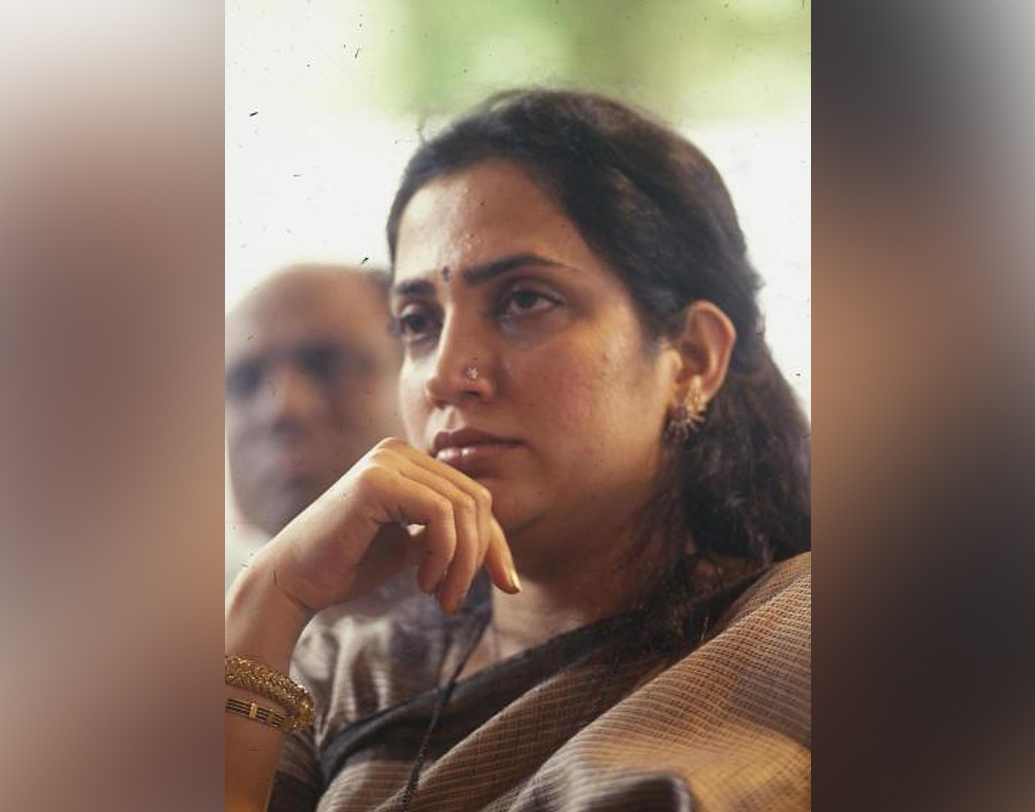 রাজনীতিক তথা সদ্য নির্বাচিত মুখ্যমন্ত্রীর স্ত্রী রশ্মির নিজস্ব পরিচয় আছে। তিনি একজন সফল ব্যবসায়ী। দু’টি সংস্থার ডিরেক্টর রশ্মি আরও তিনটি সংস্থার অংশীদার।