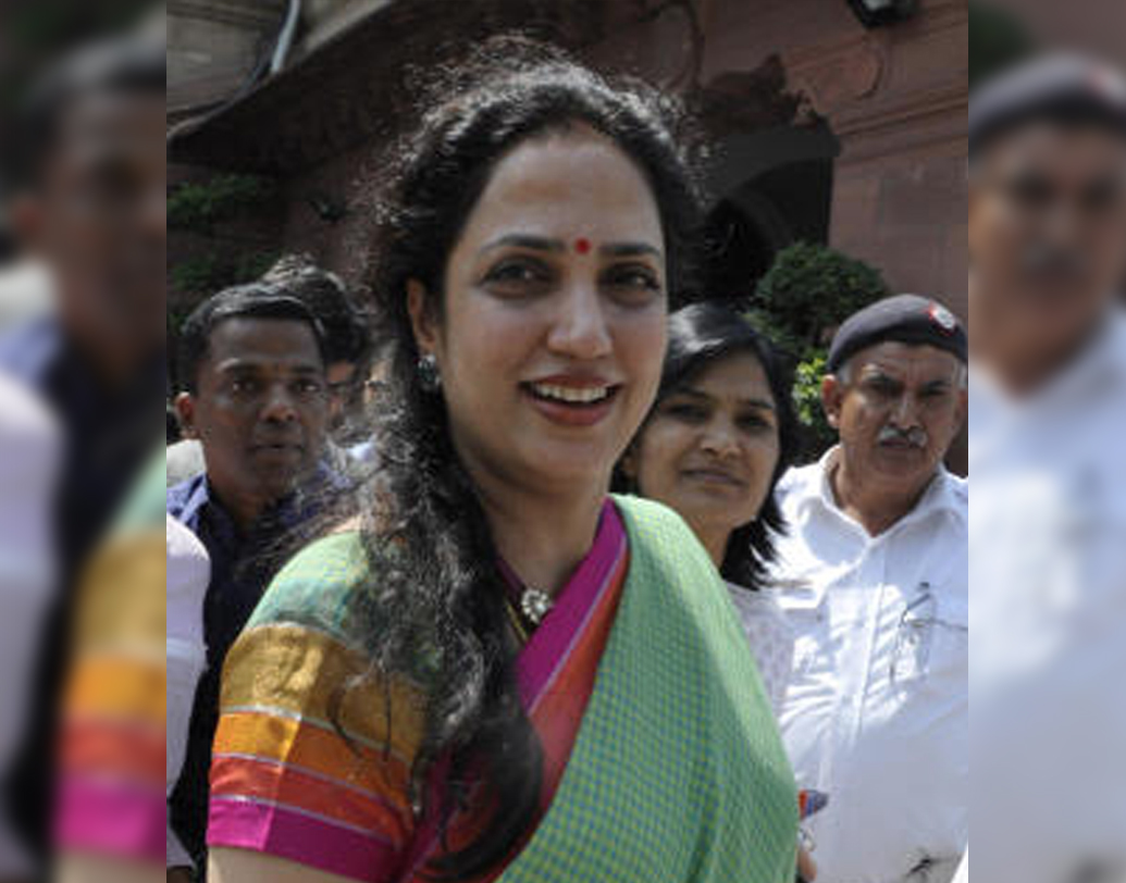 রশ্মি নিজেও ব্যবসায়ী পরিবারের মেয়ে। তাঁর বাবা মাধব পতনকর পারিবারিক ব্যবসা চালান। মা, মীনাতাই গৃহবধূ। রশ্মি এবং তাঁর বোনের উপর মায়ের প্রভাব গভীর।