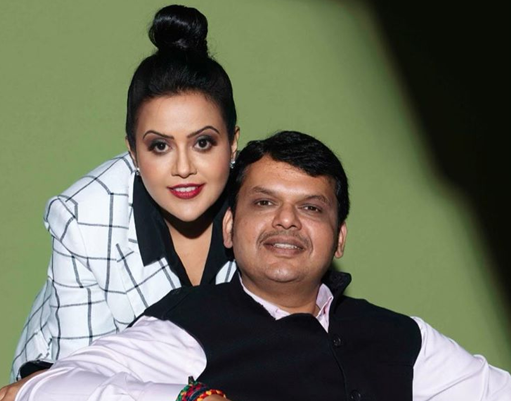 প্রাক্তন মুখ্যমন্ত্রী দেবেন্দ্রের স্ত্রী অমৃতা আবার ব্যবসায়ী পরিবারের মেয়ে নন।তাঁর বাবা শরদ রাণাডে চক্ষুরোগবিশেষজ্ঞ। মা, চারুলতা একজন স্ত্রীরোগ বিশেষজ্ঞ। নাগপুরের সেন্ট জোসেফ কনভেন্ট স্কুলের পরে অমৃতা স্নাতক হন জিএস কলেজ অব কমার্স অ্যান্ড ইকনমিক্স থেকে। এমবিএ করেন পুণের সিমবায়োসিস ল’ স্কুল থেকে।