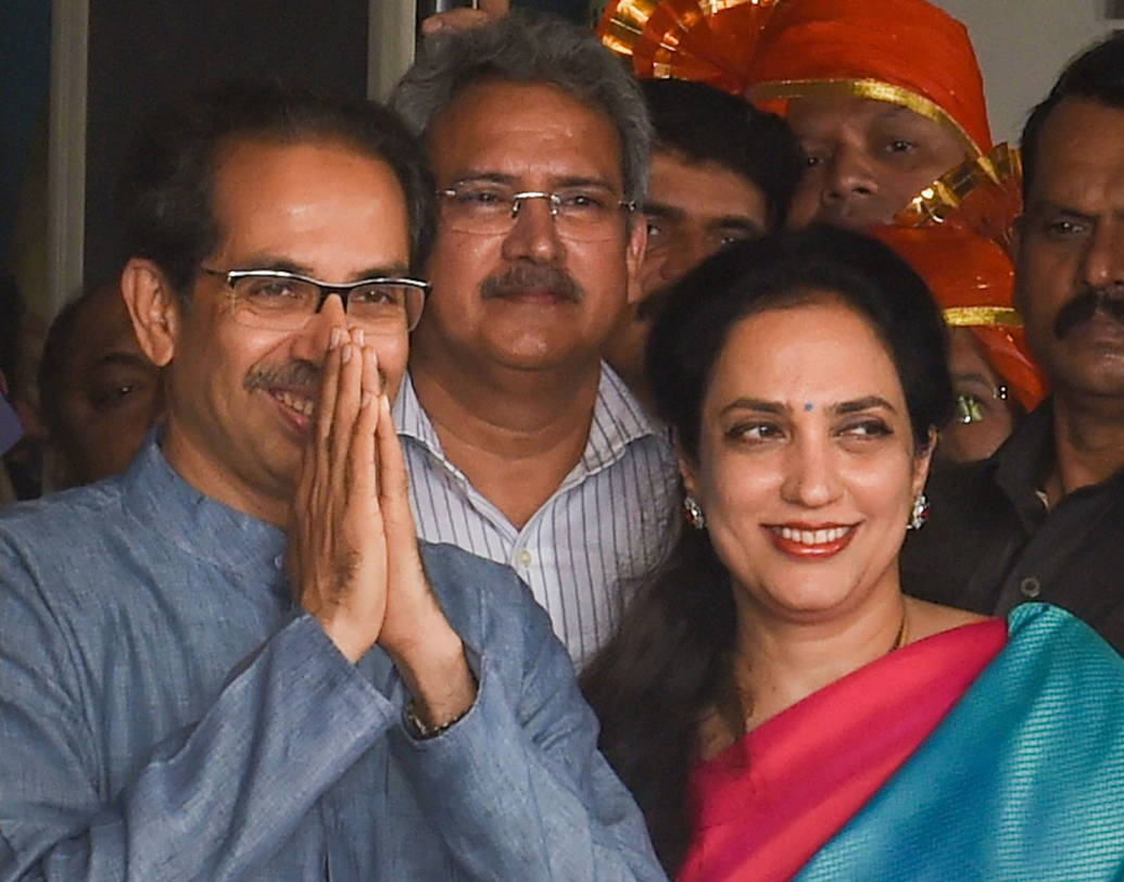 ১৯৮৭ সালে চুক্তিভিত্তিক কর্মী হিসেবে এলআইসি-তে যোগ দেন রশ্মি। সেখানেই রাজ ঠাকরের বোন জয়জয়ন্তীর সূত্রে তাঁর আলাপ উদ্ধবের সঙ্গে। দু’জনে বিয়ে করেন ১৯৮৯ সালে। উদ্ধব-রশ্মির ছেলেদের নাম আদিত্য ও তেজস।