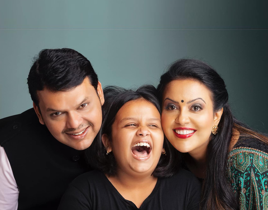 দেবেন্দ্র ফডণবীসের সঙ্গে অমৃতার বিয়ে হয় ২০০৫ সালে। সে সময় দেবেন্দ্র ছিলেন নাগপুর পশ্চিম কেন্দ্রের বিজেপি বিধায়ক। দেবেন্দ্র-অমৃতার একমাত্র মেয়ের নাম দ্বিবিজা।