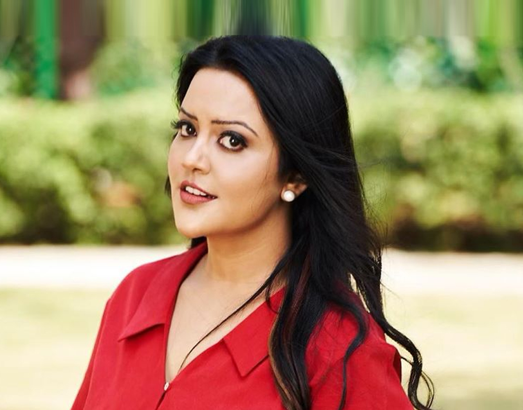 একজিকিউটিভ ক্যাশিয়ার হিসেবে অমৃতা অ্যাক্সিস ব্যাঙ্কে যোগ দেন ২০০৩ সালে।পরে তিনি নাগপুরের অ্যাক্সিস ব্যাঙ্কের বিজনেস ব্রাঞ্চের প্রধান হন।