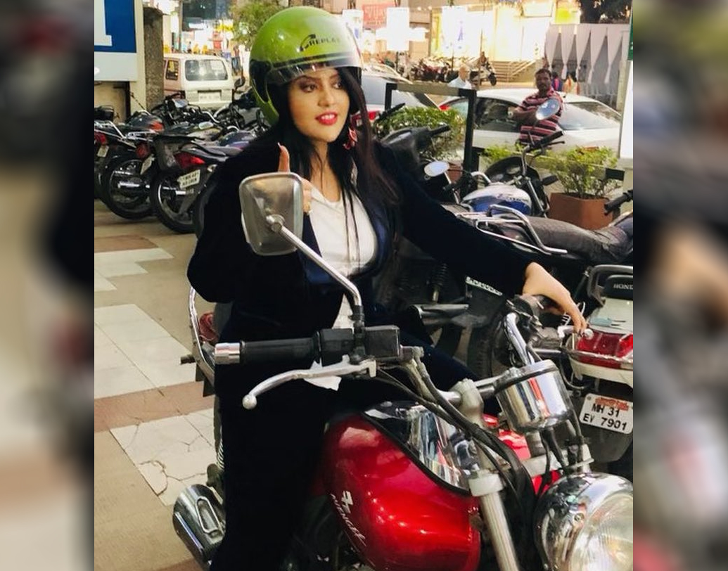 ২০১৪ সালে প্রথমবার মহারাষ্ট্রের মুখ্যমন্ত্রী হিসেবে শপথ নেন দেবেন্দ্র ফডণবীস। তারপরেও ব্যাঙ্কের চাকরি ছাড়েননি অমৃতা। ‘মুখ্যমন্ত্রীর স্ত্রী’ পরিচয়কে সর্বস্ব না করে নিজের কেরিয়ার এগিয়ে নিয়ে গিয়েছেন। বর্তমানে তিনি অ্যাক্সিস ব্যাঙ্কের পশ্চিম ভারতের ভাইস প্রেসিডেন্ট-কর্পোরেট হেড।