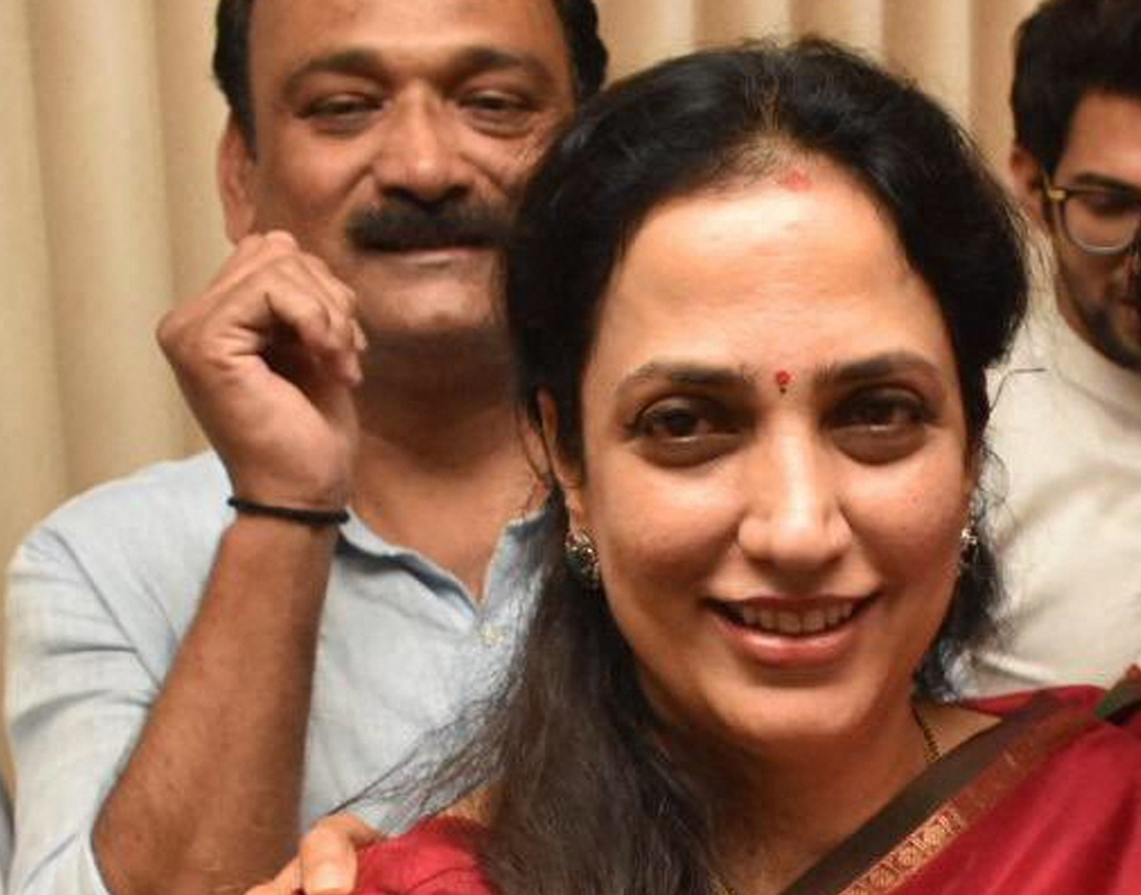 গান শুনতে ভালবাসেন রশ্মিও।তাঁর অবসরের প্রিয় সঙ্গী উস্তাদ গুলাম আলির গজল।তবে ইচ্ছে থাকলেও ধ্রুপদী সঙ্গীতের তালিম নেওয়া হয়নি তাঁর।