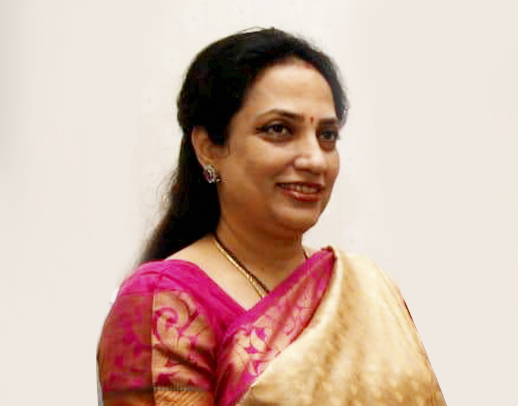 বাইরে দক্ষ ব্যবসায়ী রশ্মি আবার ঘরে সুনিপুণ গৃহকর্ত্রী। ‘মাতুশ্রী’-তে যে কোনও অনুষ্ঠানে তিনিই ভরকেন্দ্র। যে কোনও ক্ষেত্রে সাফল্যের জন্য পারিবারিক মেলবন্ধনের বিকল্প নেই বলে মনে করেন তিনি।