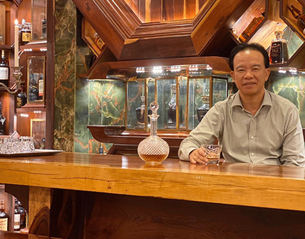 ভিয়েতনামের ওই ব্যবসায়ীর নাম ভিয়েত নিগুয়েন দিনাহ তুয়ান। তাঁর বাড়ির প্রায় সবটা জুড়েই রয়েছে দুর্মূল্য হুইস্কির সংগ্রহ।