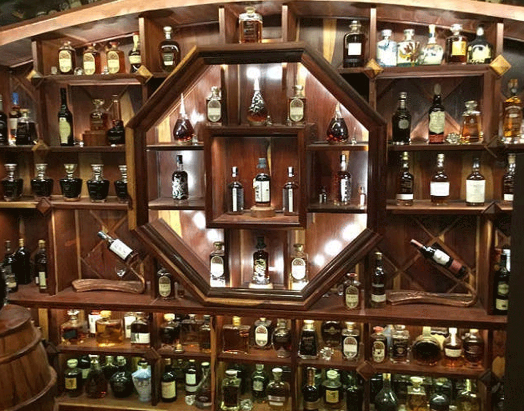 ভিয়েতনামের হো চি মিন শহরে তাঁর বাস। বাড়ির ভিতরের সমস্ত দেওয়ালেই কাঠের তাক বানানো রয়েছে। আর সেই তাক জুড়েই শোভা পাচ্ছে হুইস্কি।