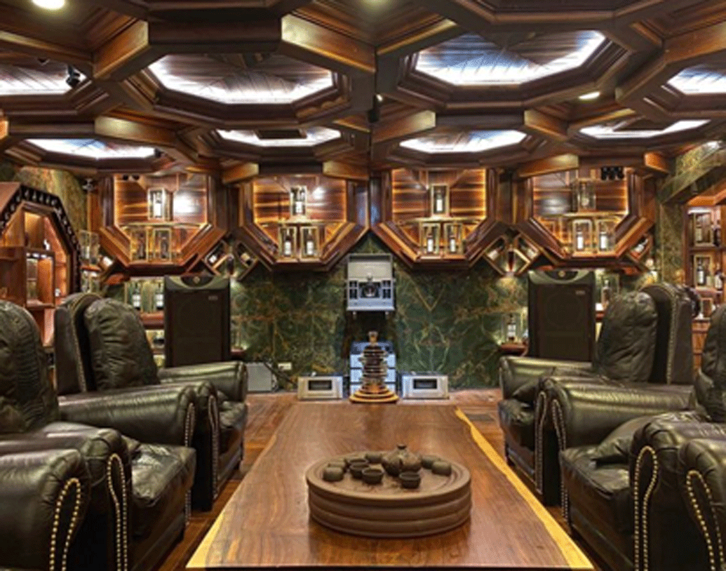 তবে এই সব হুইস্কি বিক্রির জন্য নয়। এটা সম্পূর্ণ তাঁর ব্যক্তিগত সংগ্রহ।