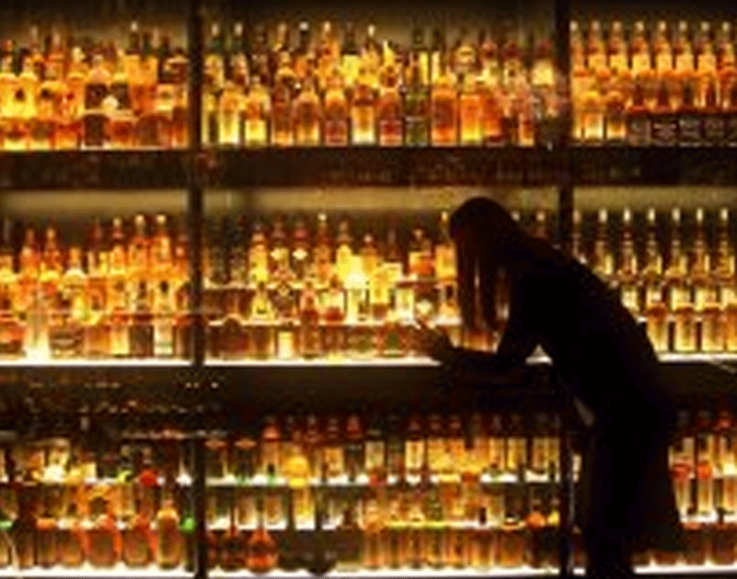 বিশ্বের সমস্ত দামি হুইস্কি সংগ্রহ করার জন্য তিনি সম্প্রতি গিনেস ওয়ার্ল্ড রেকর্ডে নাম তুলেছেন। তাঁর সংগ্রহে কী কী রয়েছে জানলে আপনিও তাজ্জব হয়ে যাবেন।